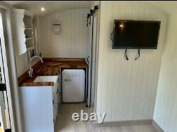 Shepherds Hut- Luxury Kitchen, shower room-underfloor Heating, Pull down Bed